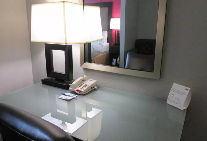 キングサイズベッドのスイートルーム, Holiday Inn Express Cloverdale   Greencastle, An Ihg