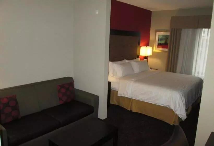 キングサイズベッドのスイートルーム, Holiday Inn Express Cloverdale   Greencastle, An Ihg