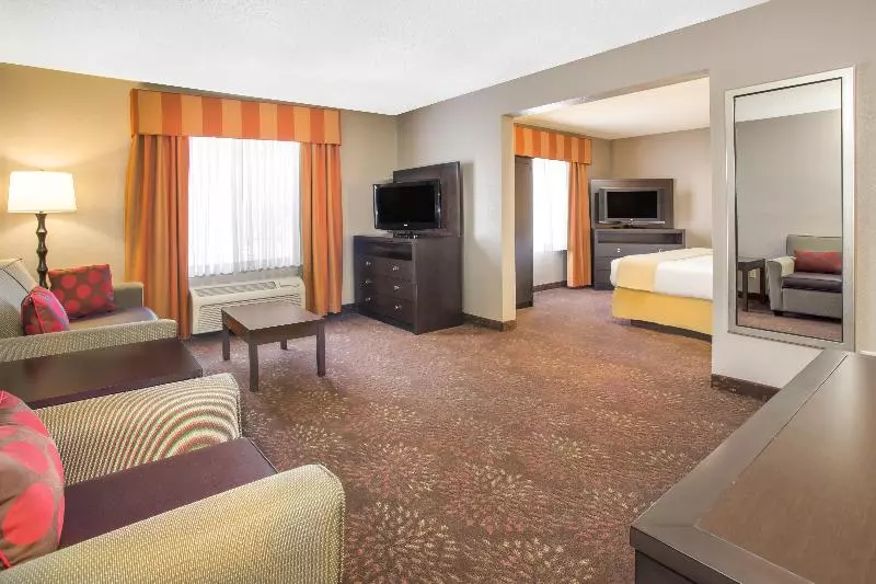 キングサイズベッドのスイートルーム, Holiday Inn Express Hotel & Suites Muncie By Ihg