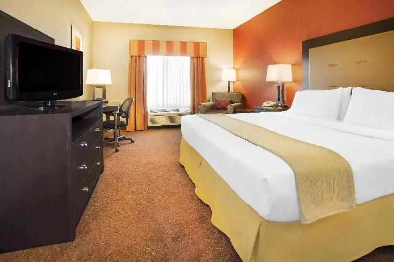 キングサイズベッドのスタンダードルーム, Holiday Inn Express Hotel & Suites Muncie By Ihg