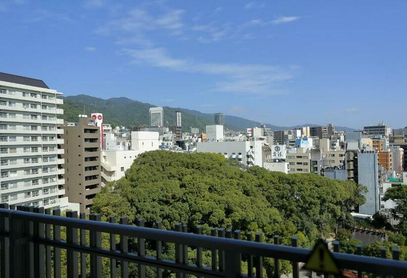 基本间, Monte Hermana Kobe Amalie