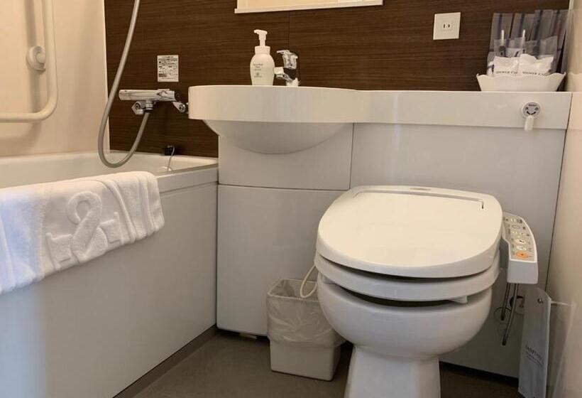 基本间, Monte Hermana Kobe Amalie