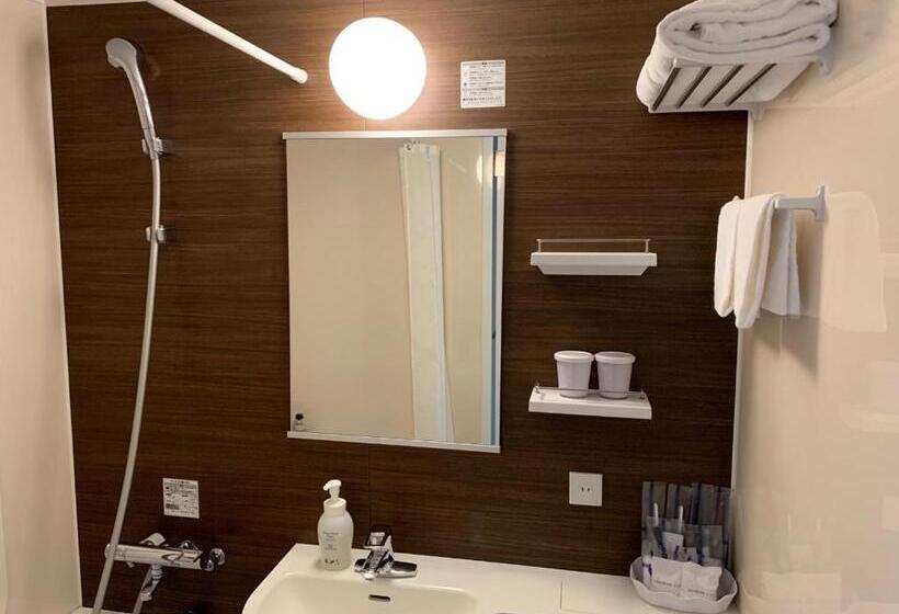 基本间, Monte Hermana Kobe Amalie