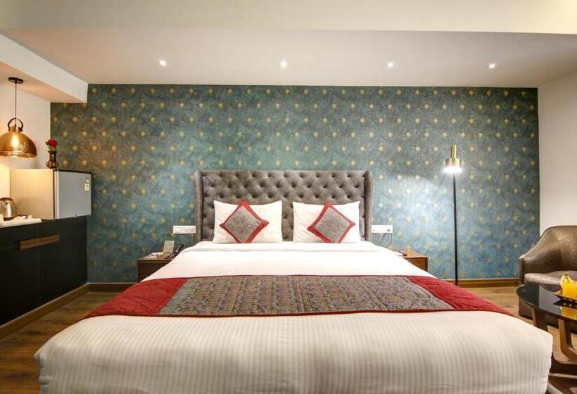 Junior Suite Familiar, The Solace