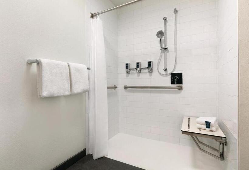 غرفة كلاسيكية سرير كينج, Four Points By Sheraton Raleigh Arena