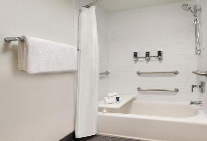 غرفة كلاسيكية سرير كينج, Four Points By Sheraton Raleigh Arena