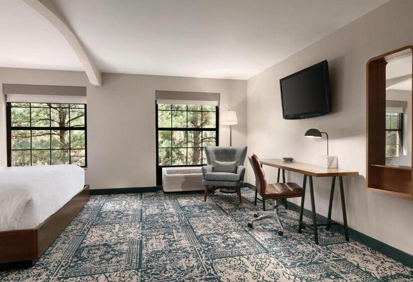 غرفة كلاسيكية سرير كينج, Four Points By Sheraton Raleigh Arena