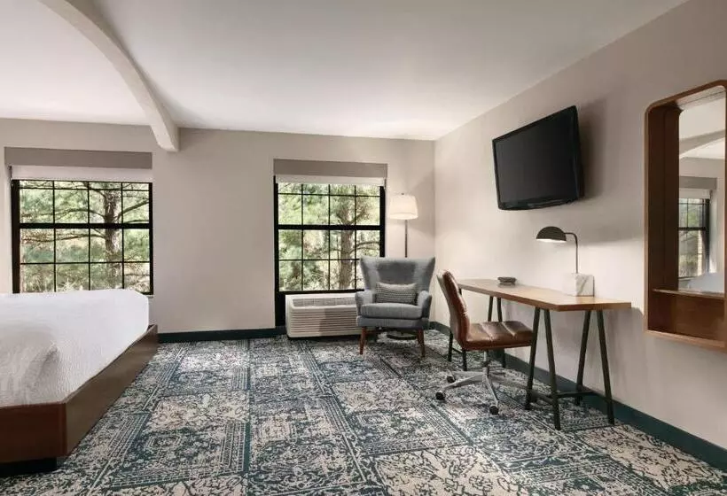 キングサイズベッドのクラシックルーム, Four Points By Sheraton Raleigh Arena