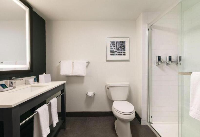 غرفة كلاسيكية سرير ملكى, Four Points By Sheraton Raleigh Arena