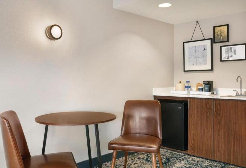 غرفة كلاسيكية سرير ملكى, Four Points By Sheraton Raleigh Arena