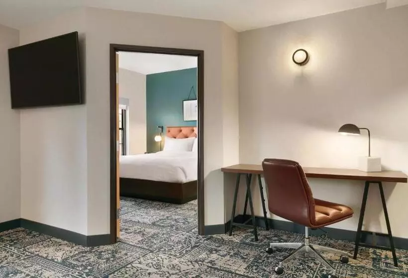 キングサイズベッドのスイートルーム, Four Points By Sheraton Raleigh Arena