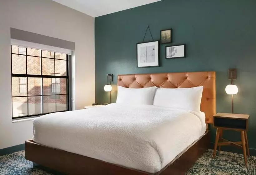 キングサイズベッドのスイートルーム, Four Points By Sheraton Raleigh Arena