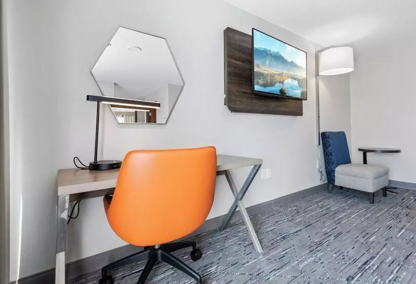 キングサイズベッドのスイートルーム, Holiday Inn Express & Suites Starkville By Ihg