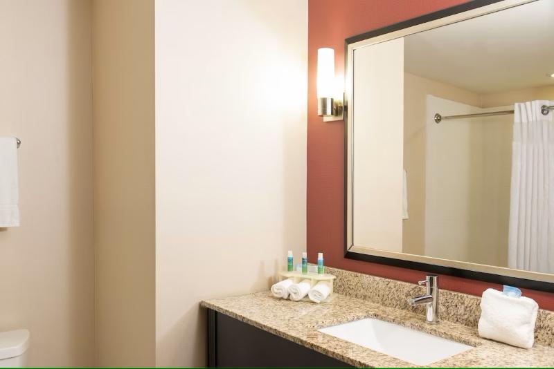 Номер Стандарт Кровать Кинг Адаптированный для Инвалидов, Holiday Inn Express Hotel & Suites New Philadelphia By Ihg