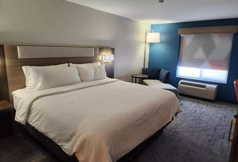身障者適用キングサイズベッドルーム, Holiday Inn Express & Suites Perry, An Ihg