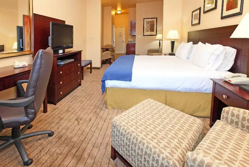 キングサイズベッドのスイートルーム, Holiday Inn Express Hotel & Suites Marshall, An Ihg