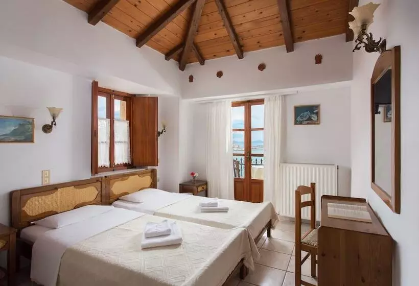 サイドオーシャンビューのトリプルルームスタンダード, Petrino Guesthouse