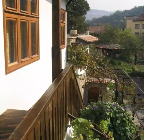 اتاق استاندارد سه نفره, Hostel Mostel