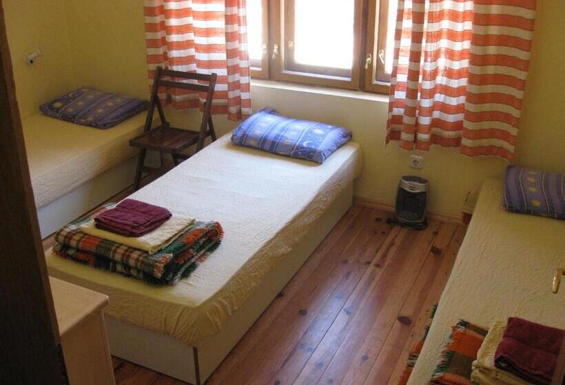 اتاق استاندارد سه نفره, Hostel Mostel