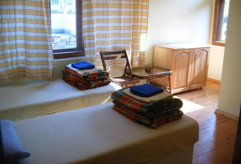 تختخواب در اتاق مشترک, Hostel Mostel