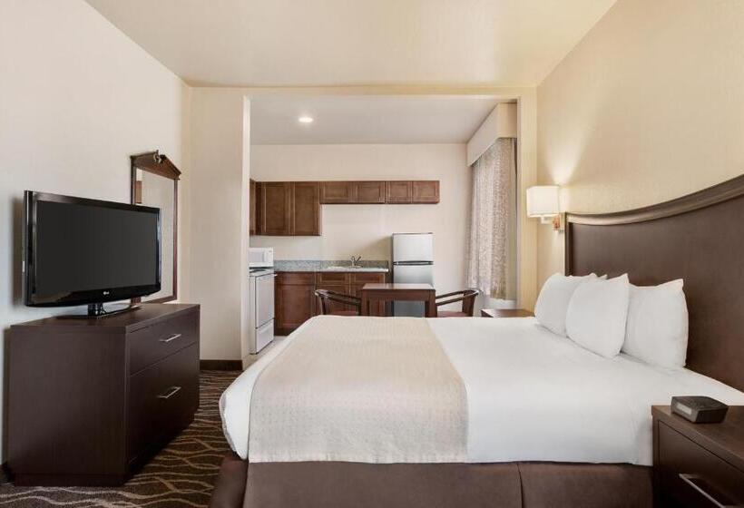 带大床的标准工作室, Baymont By Wyndham Clute Lake Jackson