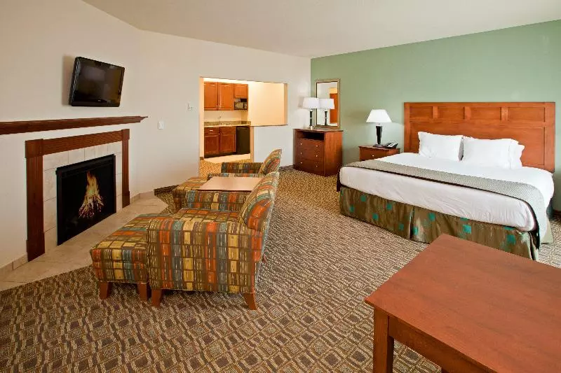 キングサイズベッドのスイートルーム, Holiday Inn Express & Suites Ripley, An Ihg