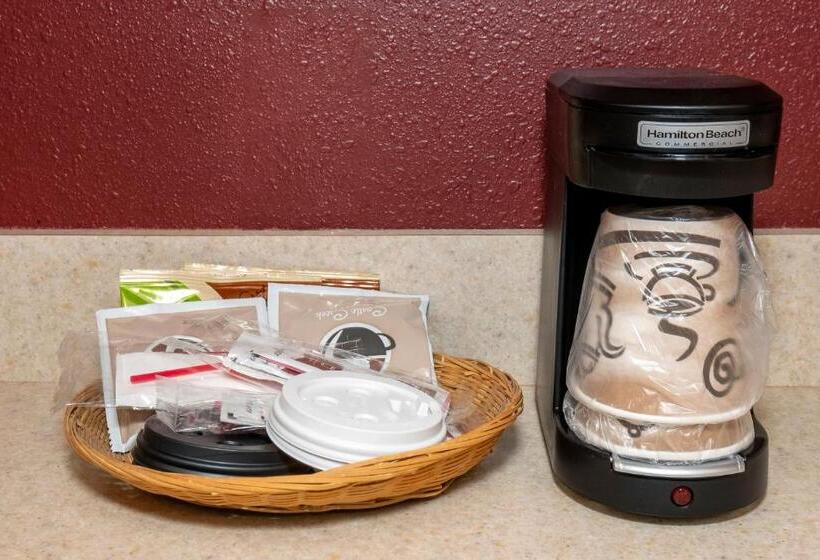 جناح لذوى الاحتياجات الخاصة, Red Roof Inn & Suites Hazleton