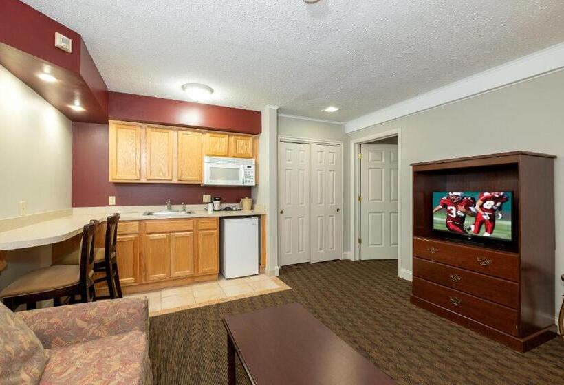 جناح لذوى الاحتياجات الخاصة, Red Roof Inn & Suites Hazleton