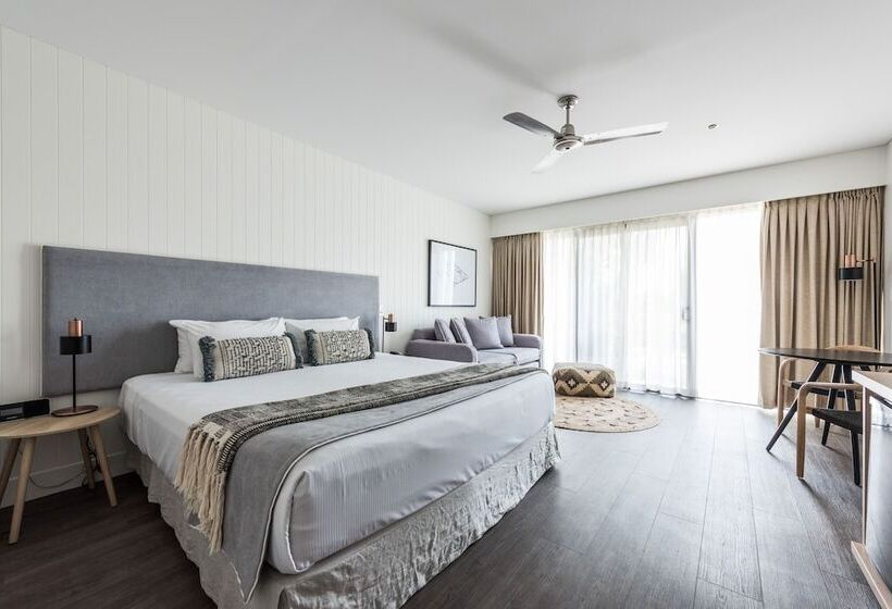 جناح ديلوكس, Waves  Byron Bay