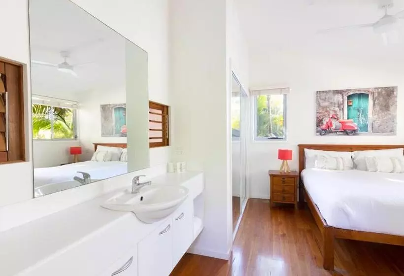 3 Bedroom Apartment, Mobys Beachside Retreat