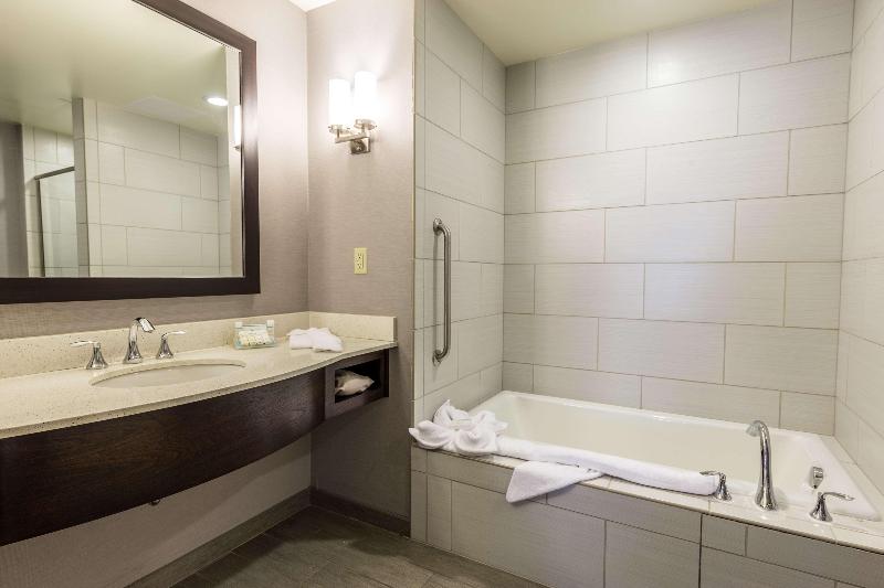 带大床的标准间, Hilton Garden Inn Raleigh Cary