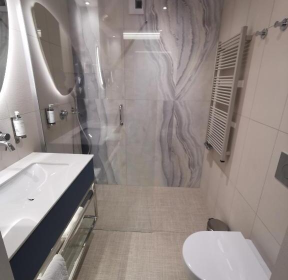 デラックスルーム, Zhong Hua