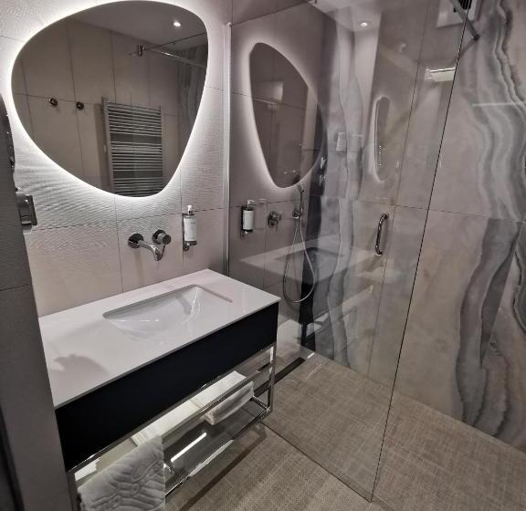 デラックスルーム, Zhong Hua