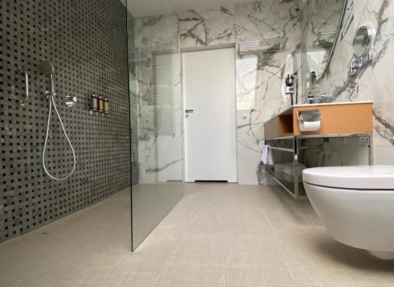 デラックススイート, Zhong Hua