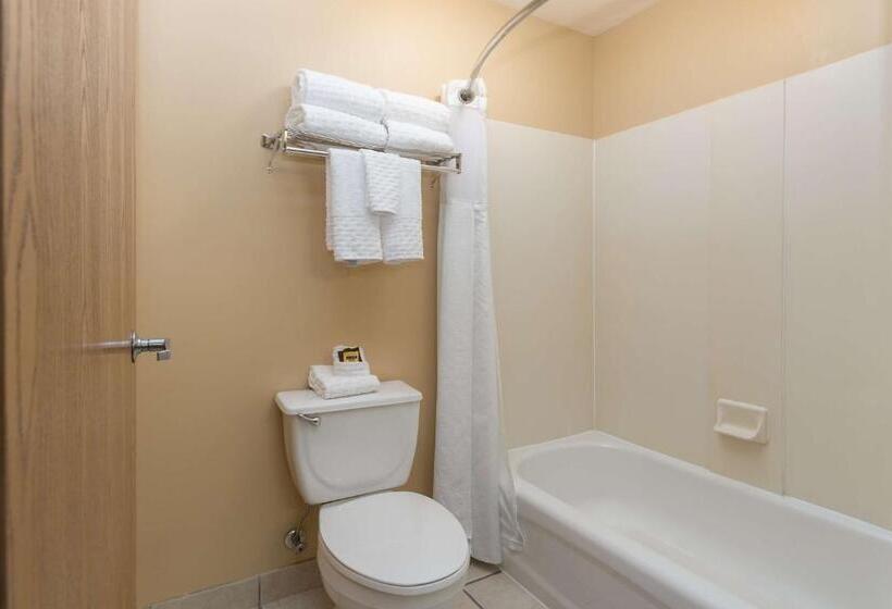 מיטת קינג בסוויטה, White Pine Inn & Suites