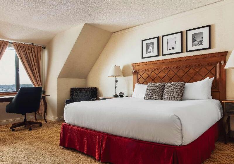 מיטת קינג בסוויטה, White Pine Inn & Suites