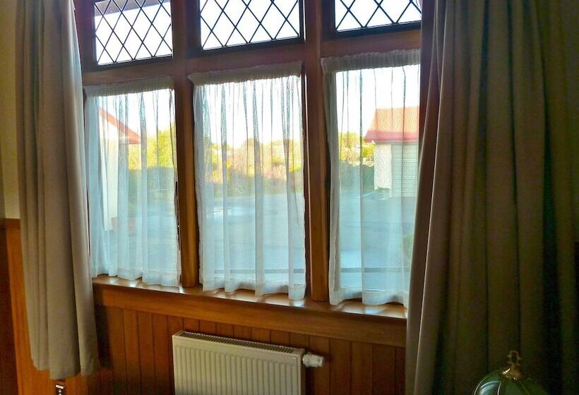 Camera Economy, Te Anau Lodge