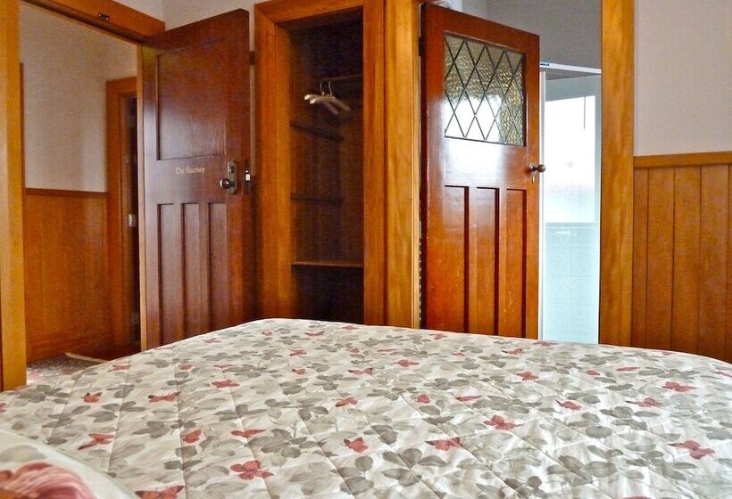 Camera Economy, Te Anau Lodge