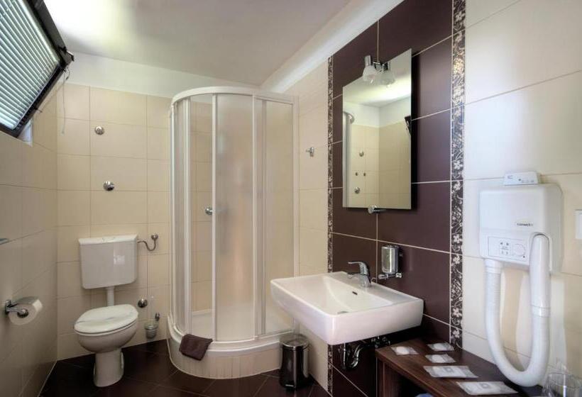 高级三人间, Plitvice Holiday Resort