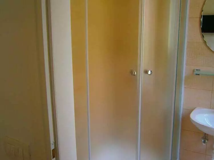 スタンダード４人部屋, Rooms And Apartments Djanovic