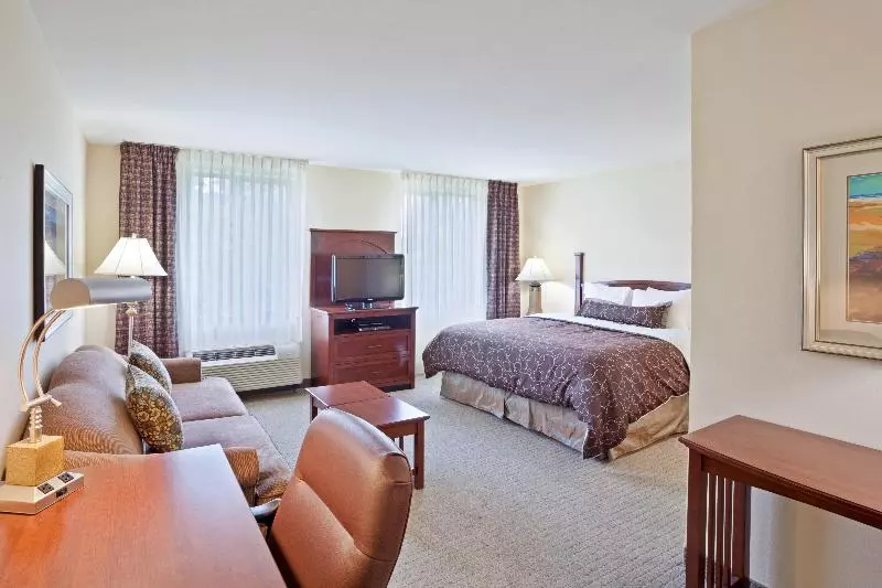 キングサイズベッドのスイートルーム, Staybridge Suites Everett   Paine Field, An Ihg