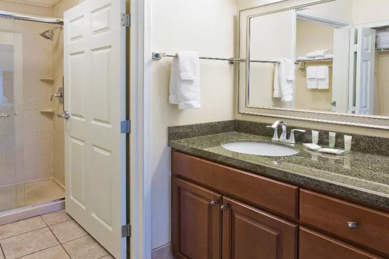 キングサイズベッドのスイートルーム, Staybridge Suites Everett   Paine Field, An Ihg