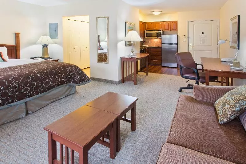 キングサイズベッドのスイートルーム, Staybridge Suites Everett   Paine Field, An Ihg