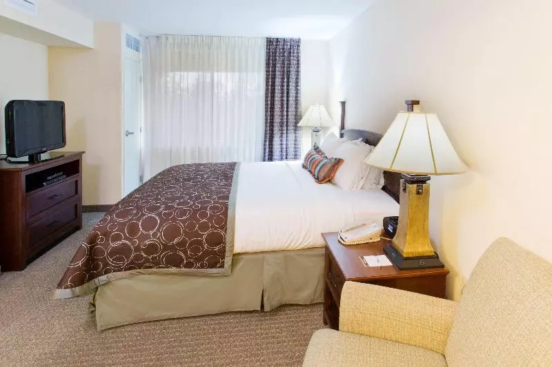 キングサイズベッドのスイートルーム, Staybridge Suites Everett   Paine Field, An Ihg