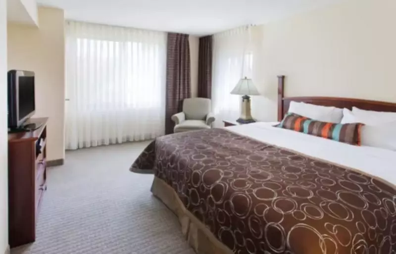 キングサイドベッドのスタンダードワンルーム, Staybridge Suites Everett   Paine Field, An Ihg