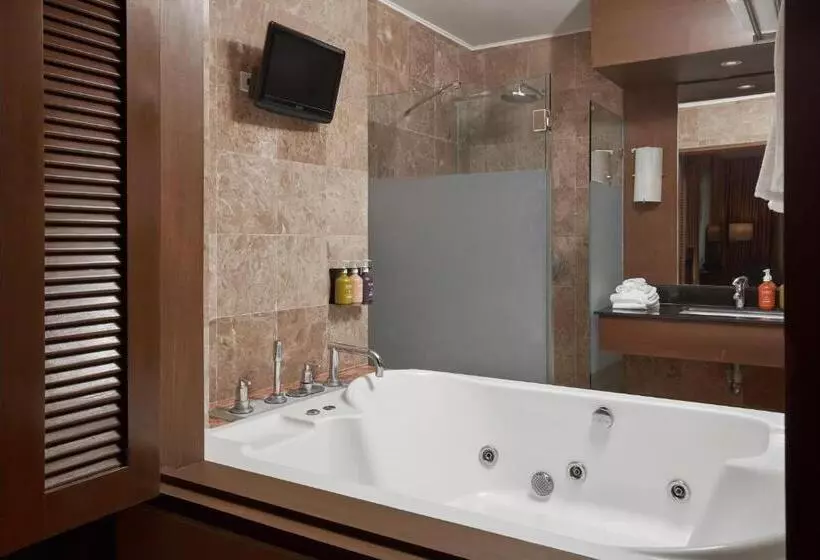 クイーンサイズベッドのスイートルーム, Holiday Inn & Suites Batangas Limapark, An Ihg