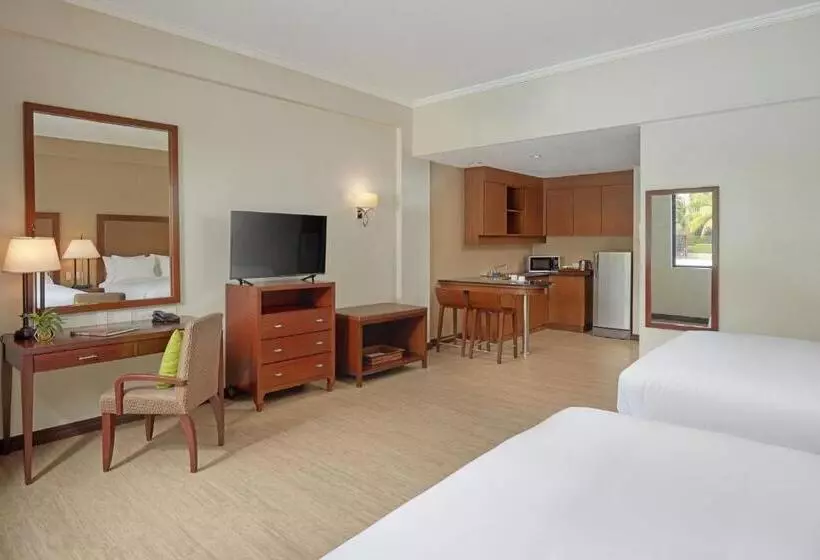 プールビュースイート, Holiday Inn & Suites Batangas Limapark, An Ihg