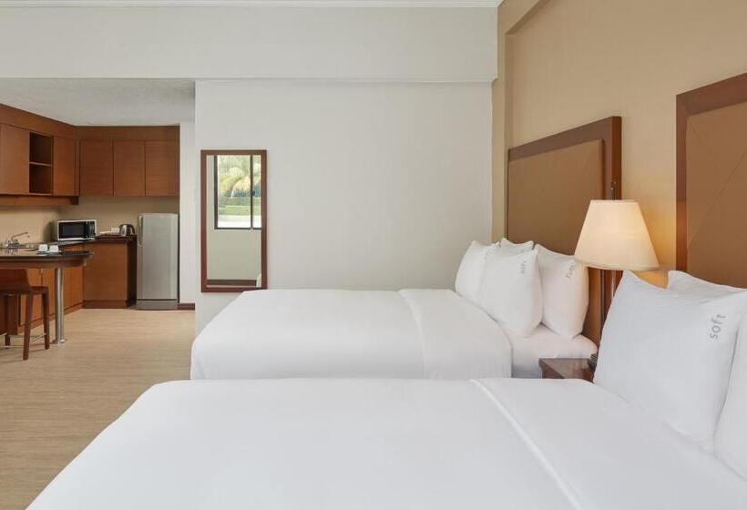 套房带泳池景, Holiday Inn & Suites Batangas Limapark, An Ihg