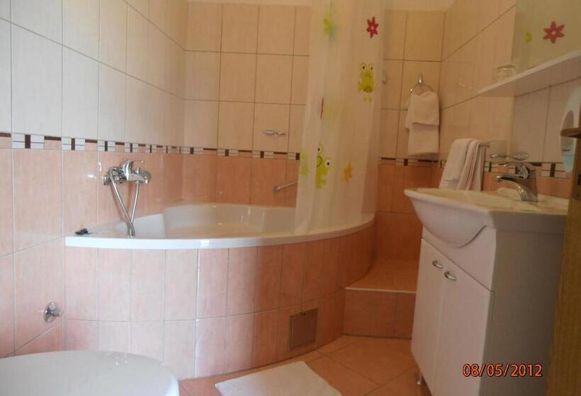 غرفة قياسية ثلاثية, Metković