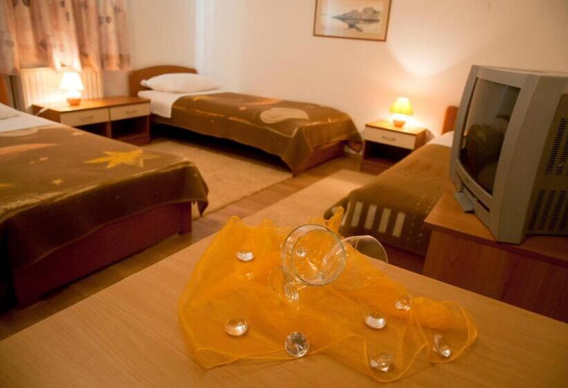 غرفة قياسية ثلاثية, Metković